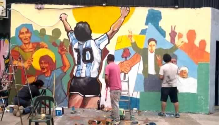 El gobierno porteño tapó en el barrio, un mural homenaje a Maradona