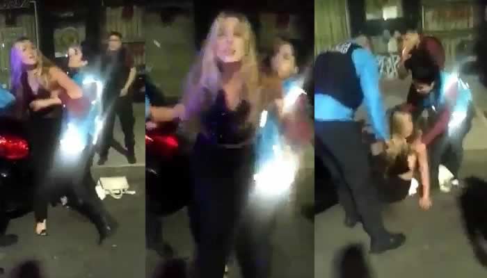 Mujer pelea con su pareja en un taxi e insulta a oficial con comentarios racistas